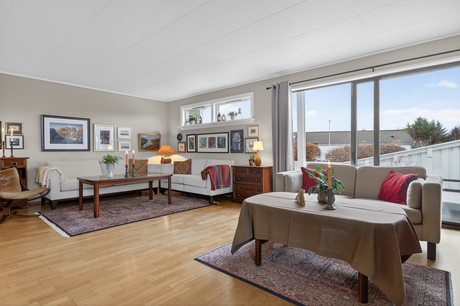 Pen stue med gode lysforhold Galleribilde