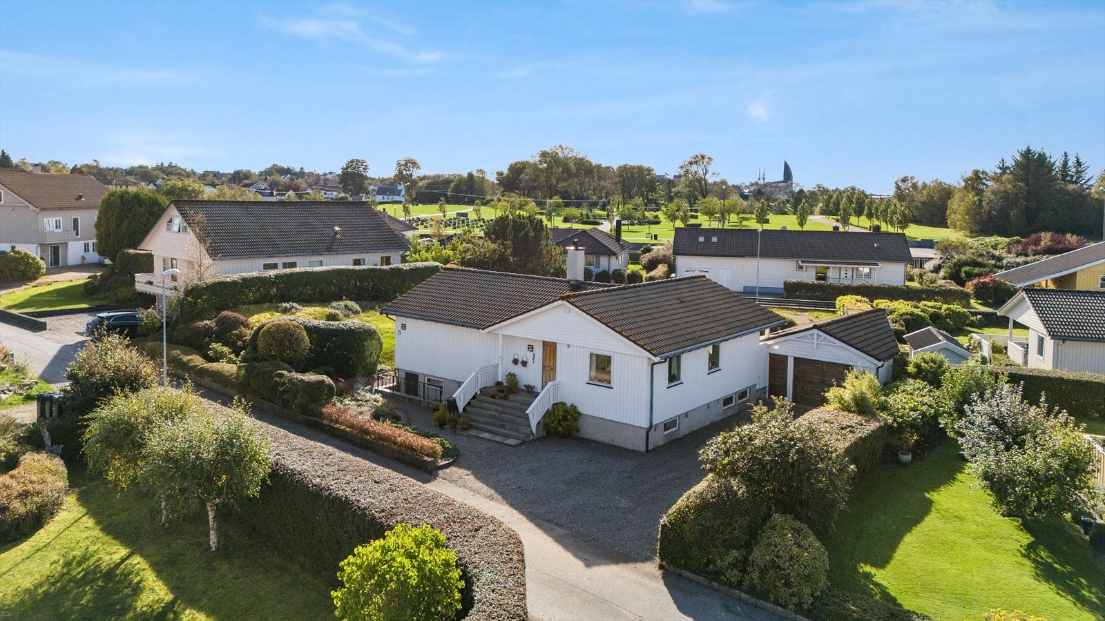 Boligen ligger i etablert boligfelt - Pent opparbeidet og beplantet tomt - Parkering i gårdsrom og garasje Galleribilde