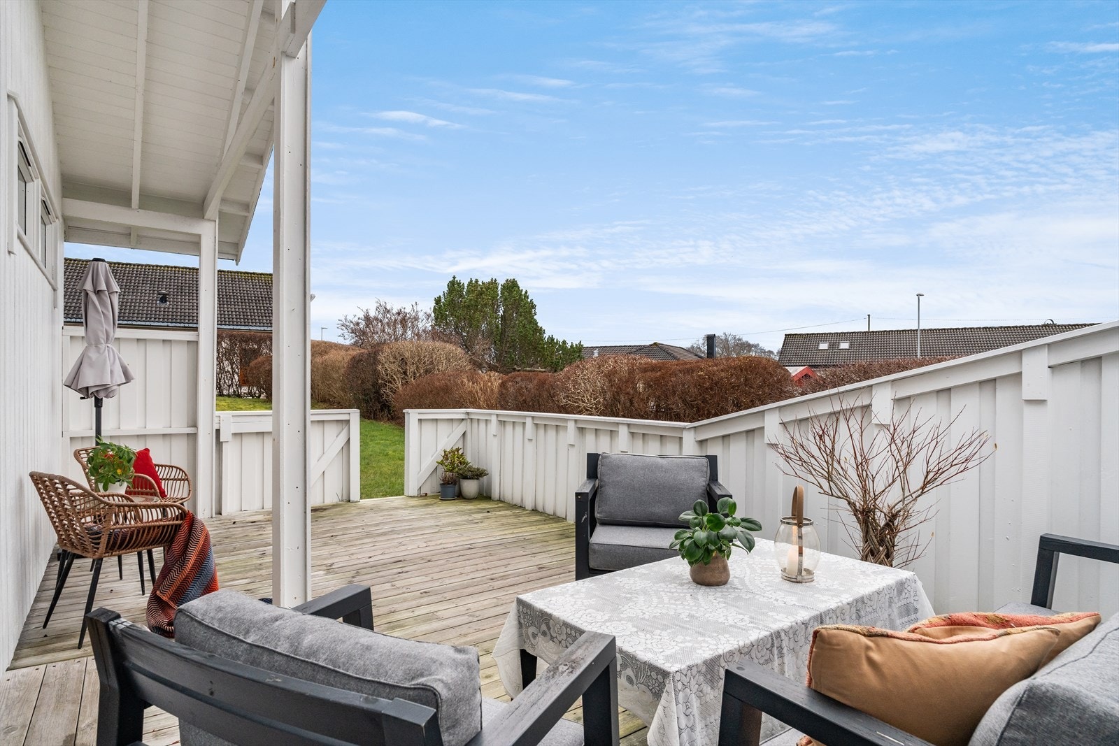 Terrassen med et par trinn ned til hagen Galleribilde