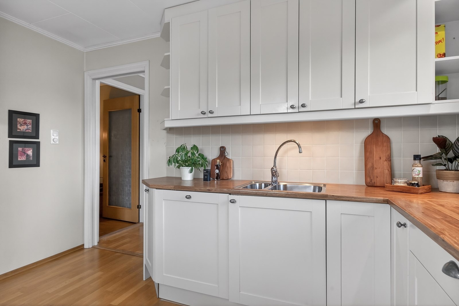 Kjøkkenet har god skap- og skuffeplass Galleribilde