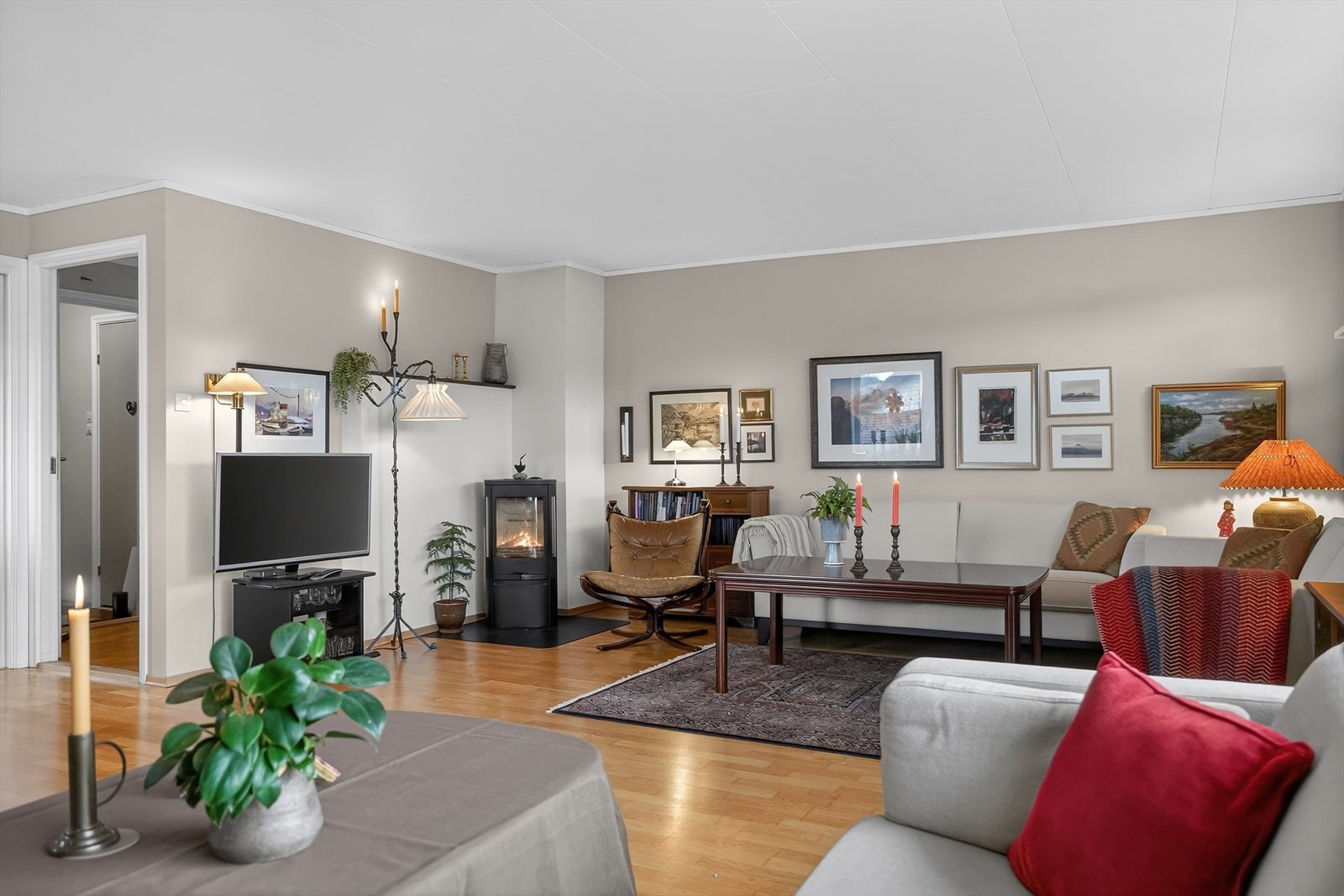 Stuen er rommelig med god plass til flere sittegrupper og spisebord Galleribilde