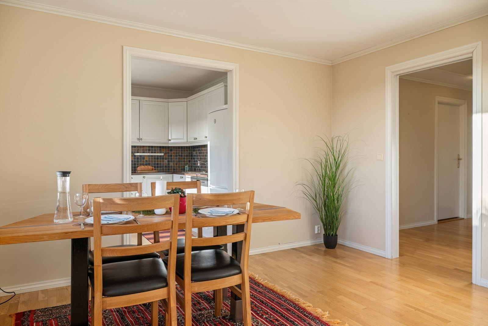 God plass til spisestue ved inngangen til kjøkkenet. Galleribilde