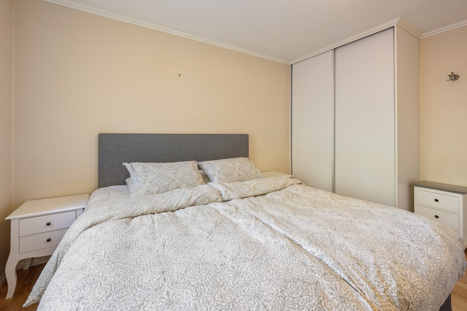 Skyvedørsgarderobe gir effektiv oppbevaringsløsning i rommet. Galleribilde