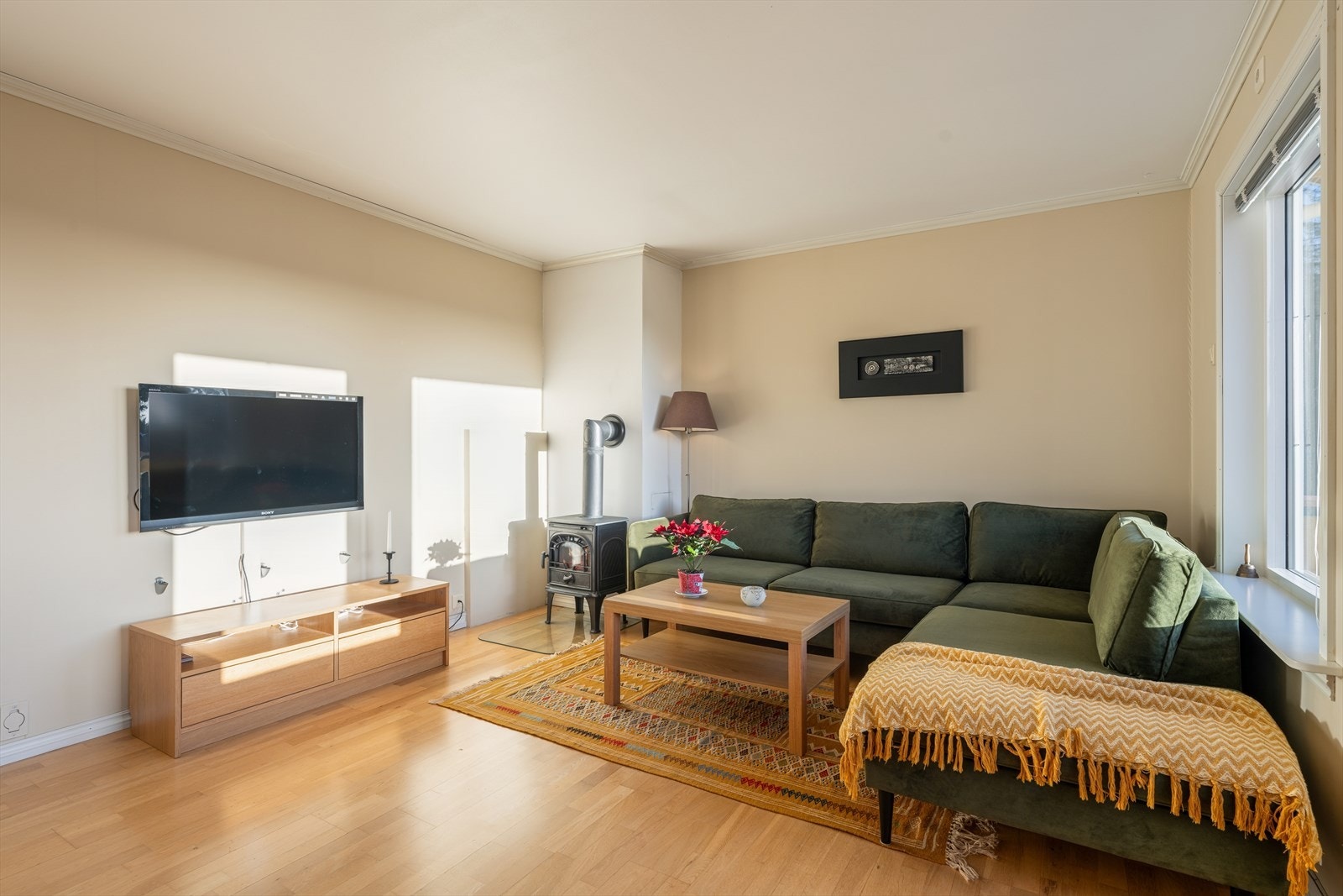 Stuen er malt i behagelig farge og har parkettgulv. Galleribilde