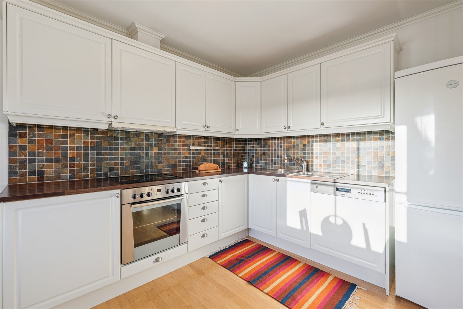 Integrert platetopp, komfyr og oppvaskmaskin. Galleribilde