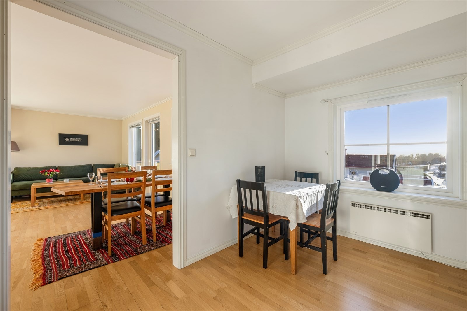 Fin sammenheng mellom kjøkkenet og stuen med stor døråpning. Galleribilde