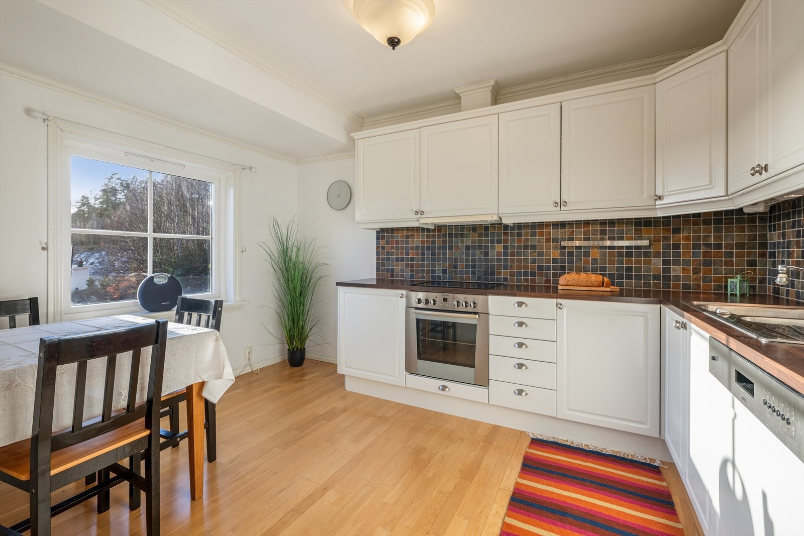 Hyggelig spiseplass på kjøkkenet. Galleribilde