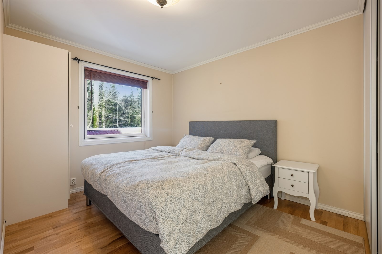 Hovedsoverom med god plass til dobbeltseng og tilhørende møbler. Galleribilde