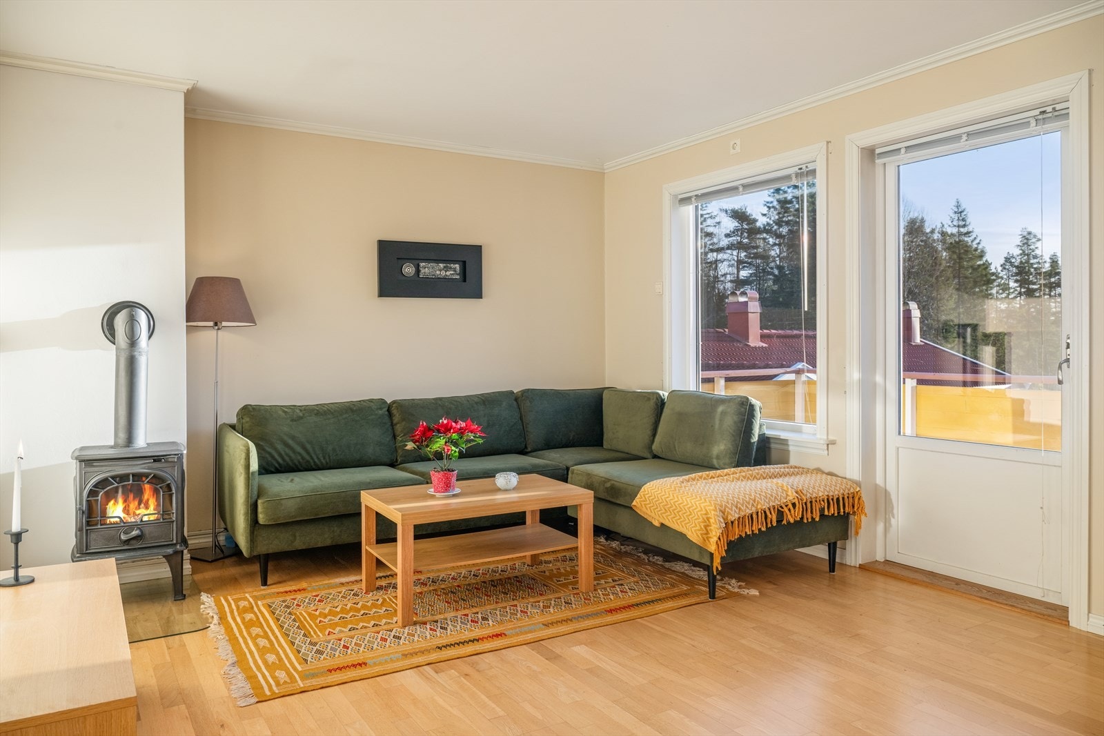 Store vindusflater gir godt med naturlig lys inn. Utgang til altan. Galleribilde