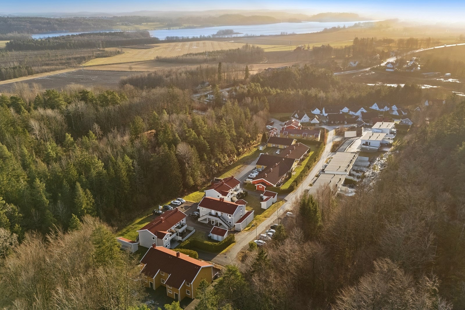I Semsbyen finner du de fleste sentrumsfunksjoner, herunder flere dagligvareforretninger, butikker og restauranter. Det er også kort vei til skoler, barnehage og idrettsanlegg. Galleribilde