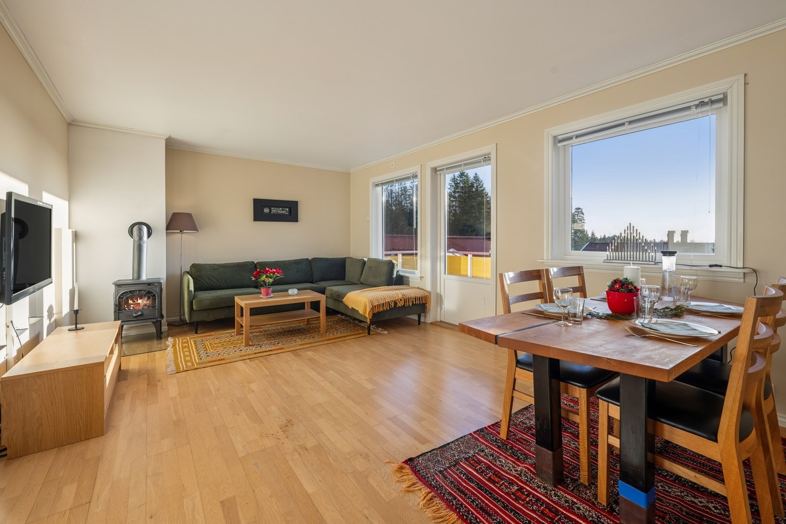 Stuen er romslig med god plass til både sofagruppe og spisestue. Galleribilde