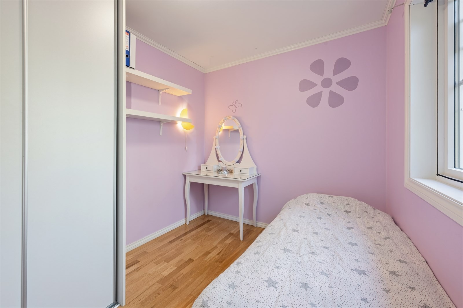 Barnerom/gjesterom med parkettgulv. Skyvedørsgarderobe. Galleribilde