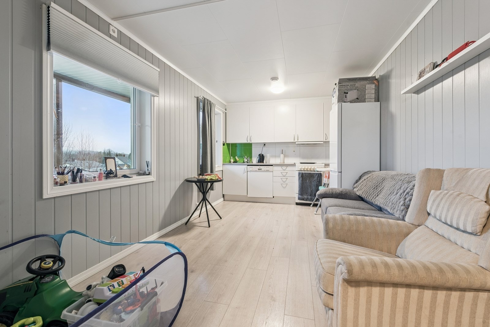 Hybelleilighet i underetasje med åpen stue og kjøkkenløsning. Galleribilde