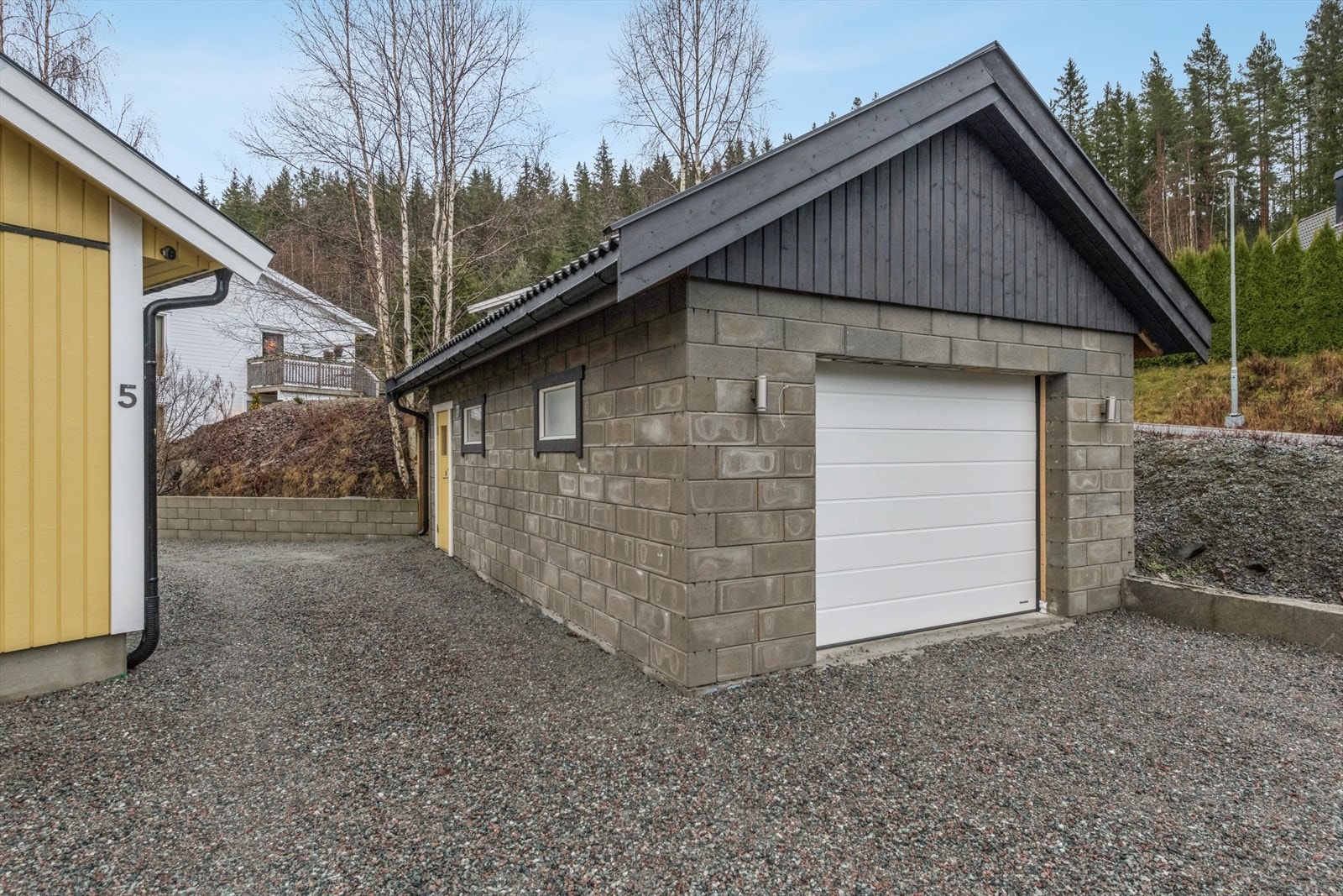 Garasje med betongplatefundament og vegger av forskalingsblokker, bygget i 2021. Galleribilde