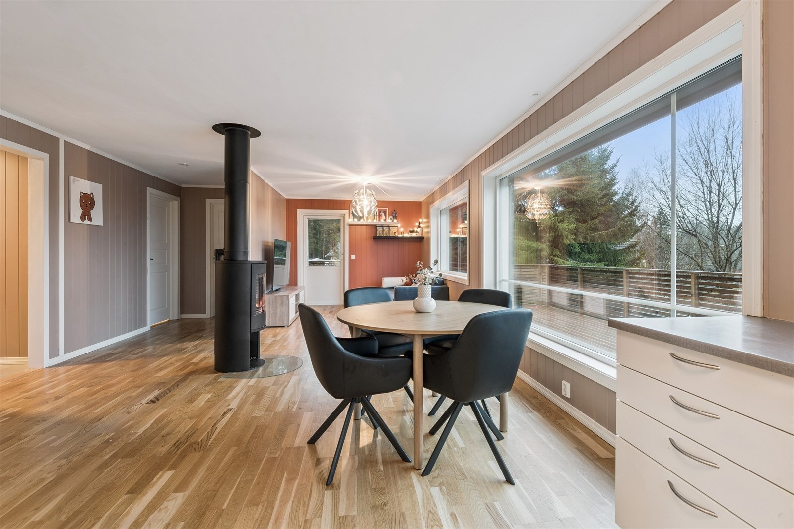 Det er utgang til terrasse fra stuen. Galleribilde