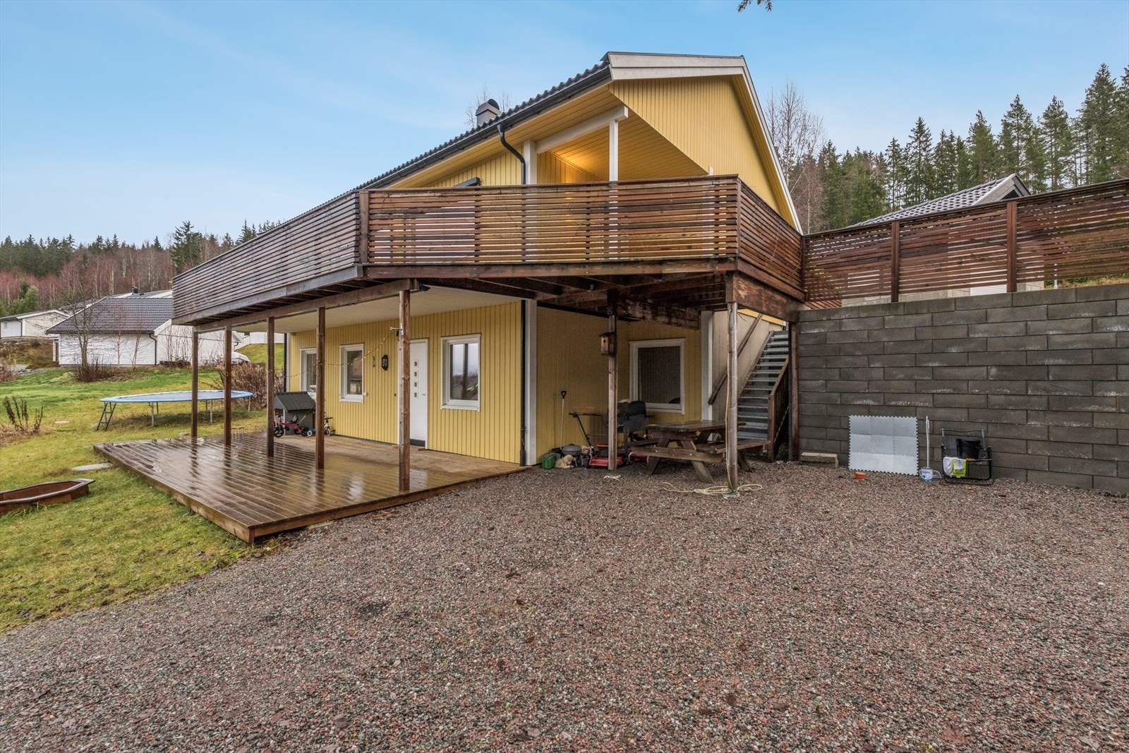 Boligen går over to plan, og har hybelleilighet i underetasjen. Galleribilde