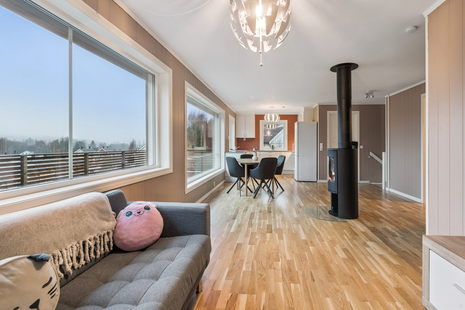 Stue og kjøkken i åpen løsning. De store vindusflatene gir godt utsyn og naturlig lys. Galleribilde