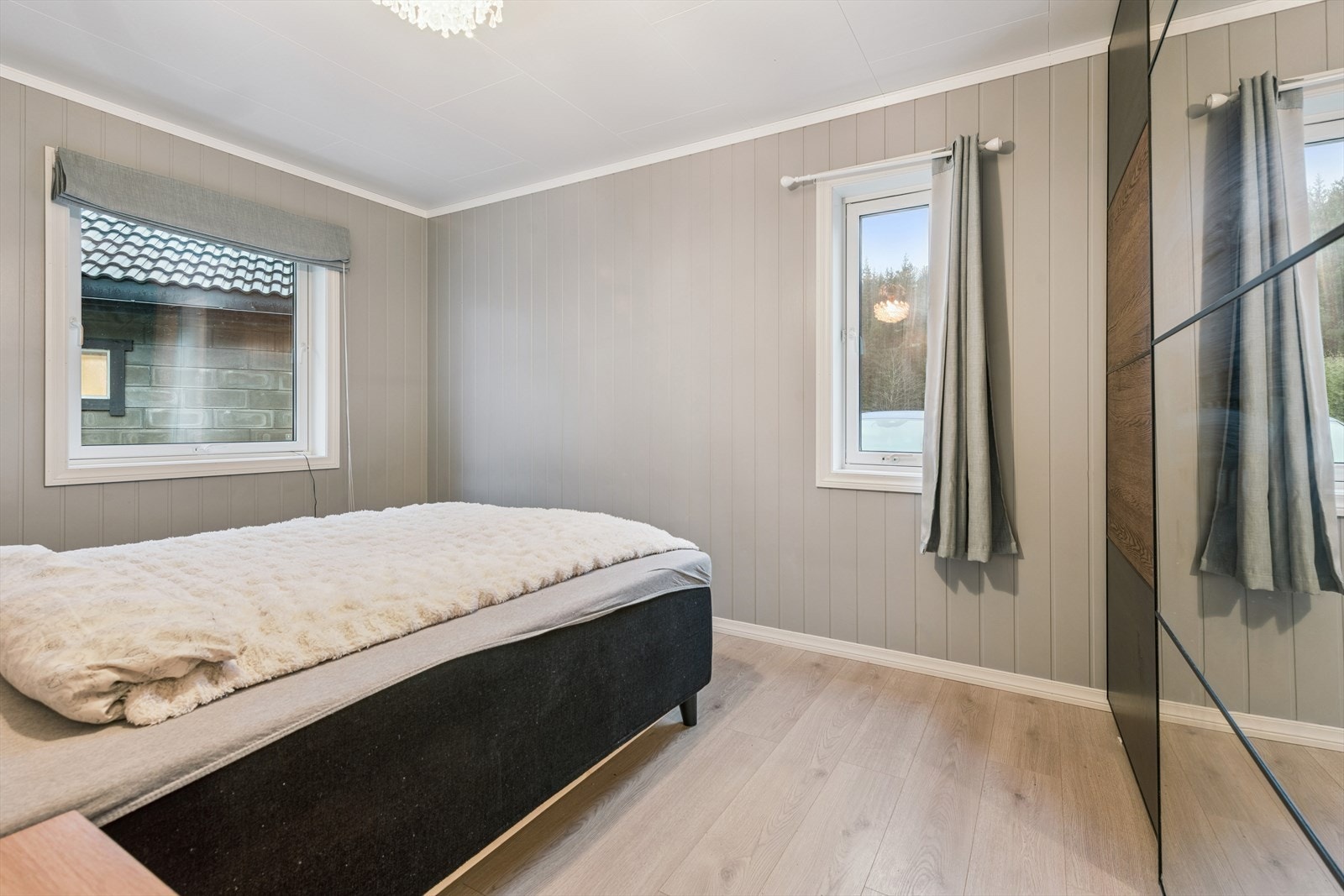 Hovedsoverom har skyvedørsgarderobe som gir effektiv oppbevaring. Galleribilde