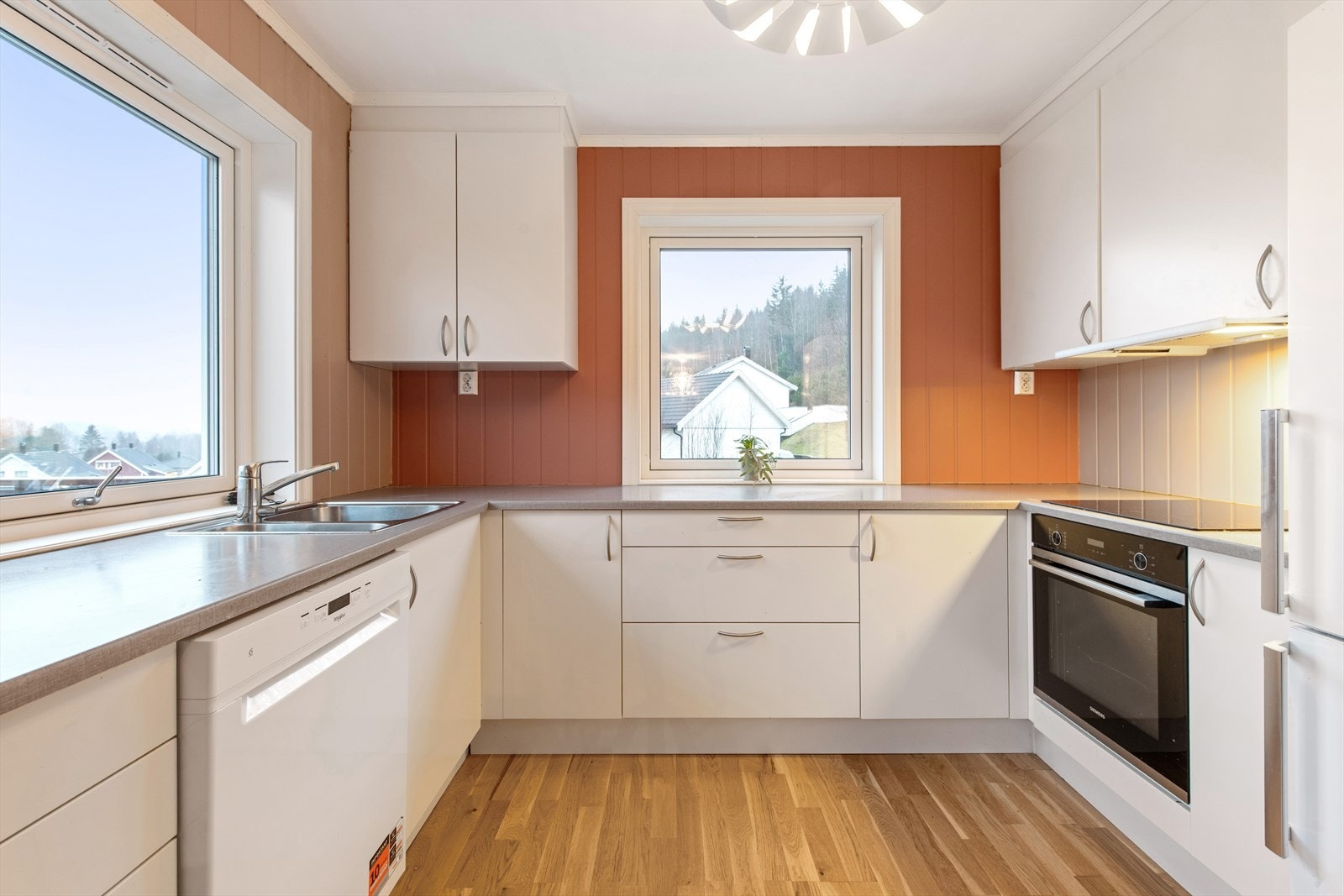 Takhøy kjøkkeninnredning med melaminbelagte skrog gir god oppbevaringsplass. Galleribilde