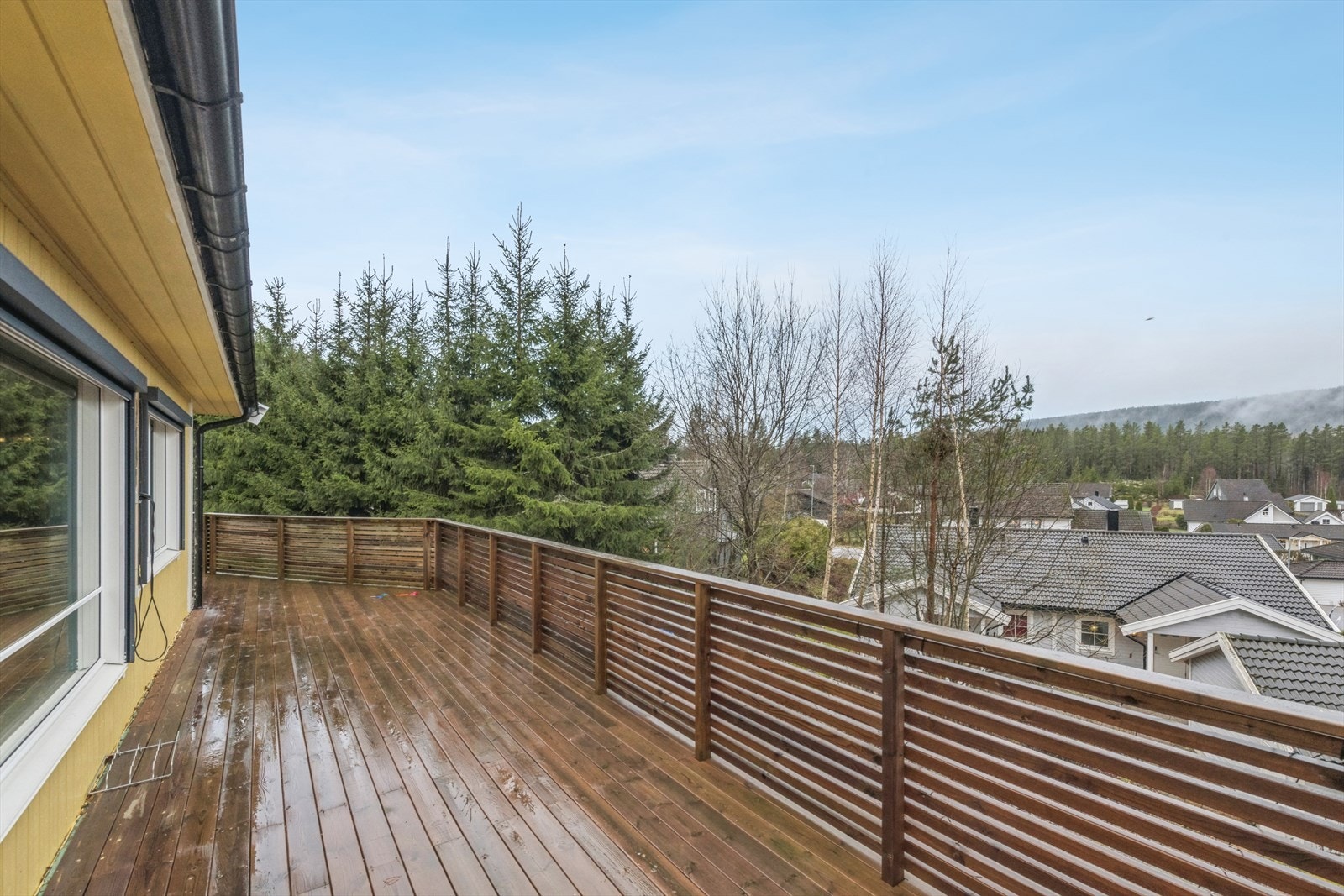 Terrassen har liggende spiler og håndlist, og ble tilbygget i 2021. Galleribilde