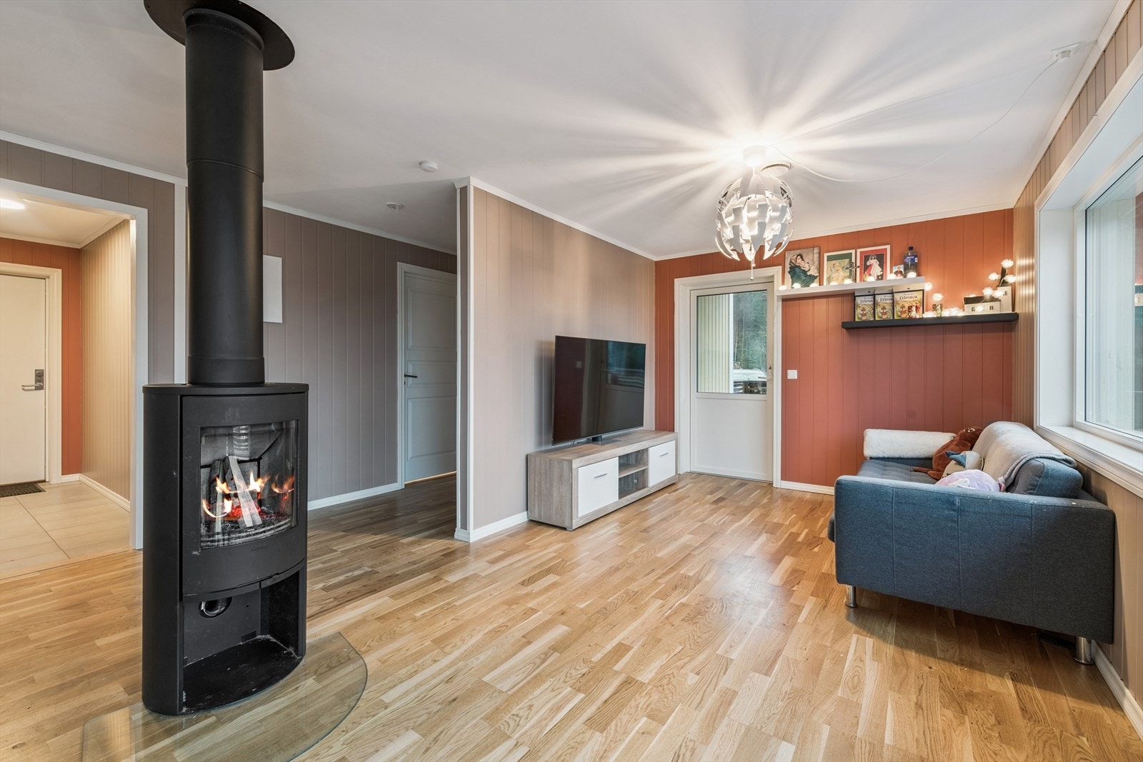 Peisovn med glassdør gir effektiv oppvarming i stuen. Det er også varmefolie under parketten i stue og kjøkken. Galleribilde