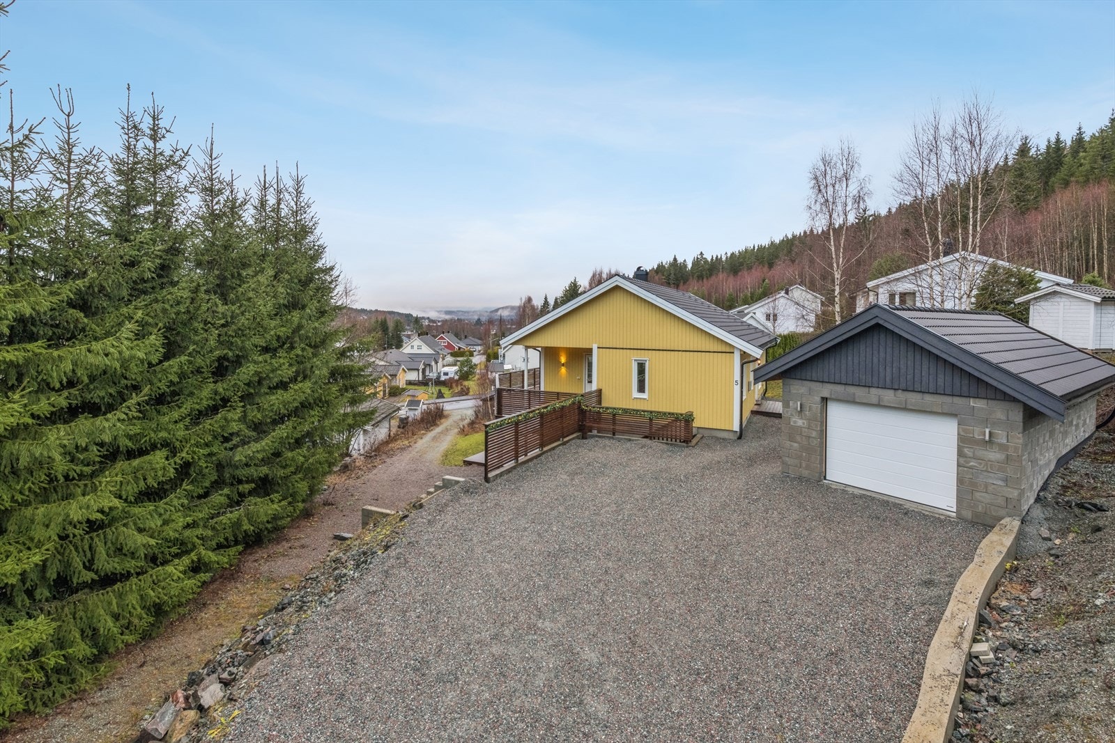 Vestvendt beliggenhet sikrer gode solforhold og utsikt mot naturen. Galleribilde