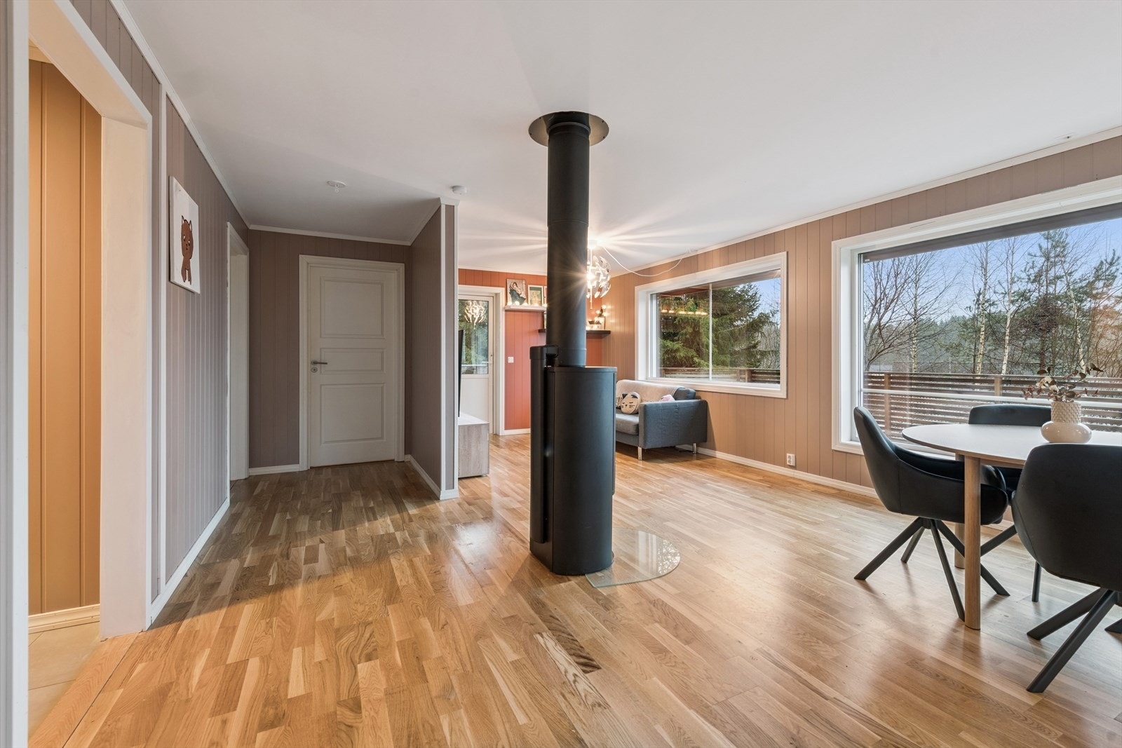 Vegger med malte mdf plater som er malt i lune og koselige farger. Galleribilde