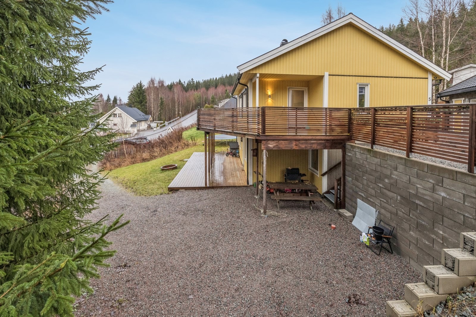 Gruset biloppstillingsplass gir enkel tilgang til inngangspartiet i underetasjen. Galleribilde