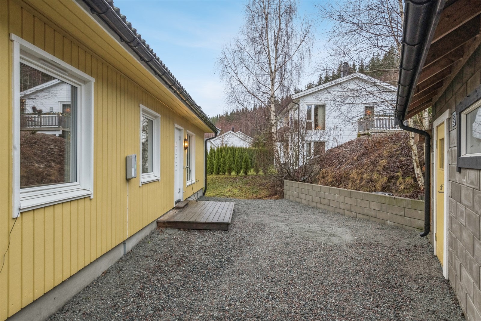 Inngangsparti til boligen hovedetasje. Galleribilde