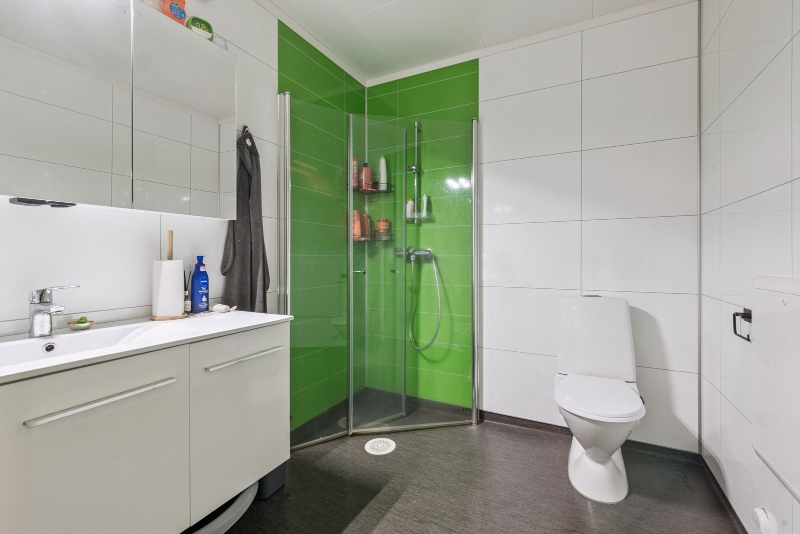 Bad i hybelleilighet har vinylbelegg m/varme på gulv og våtromsplater på vegger. Galleribilde