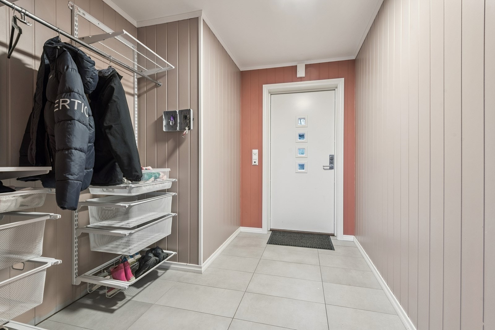 Flislagt gulv gir et praktisk og lettstelt inngangsparti. Galleribilde