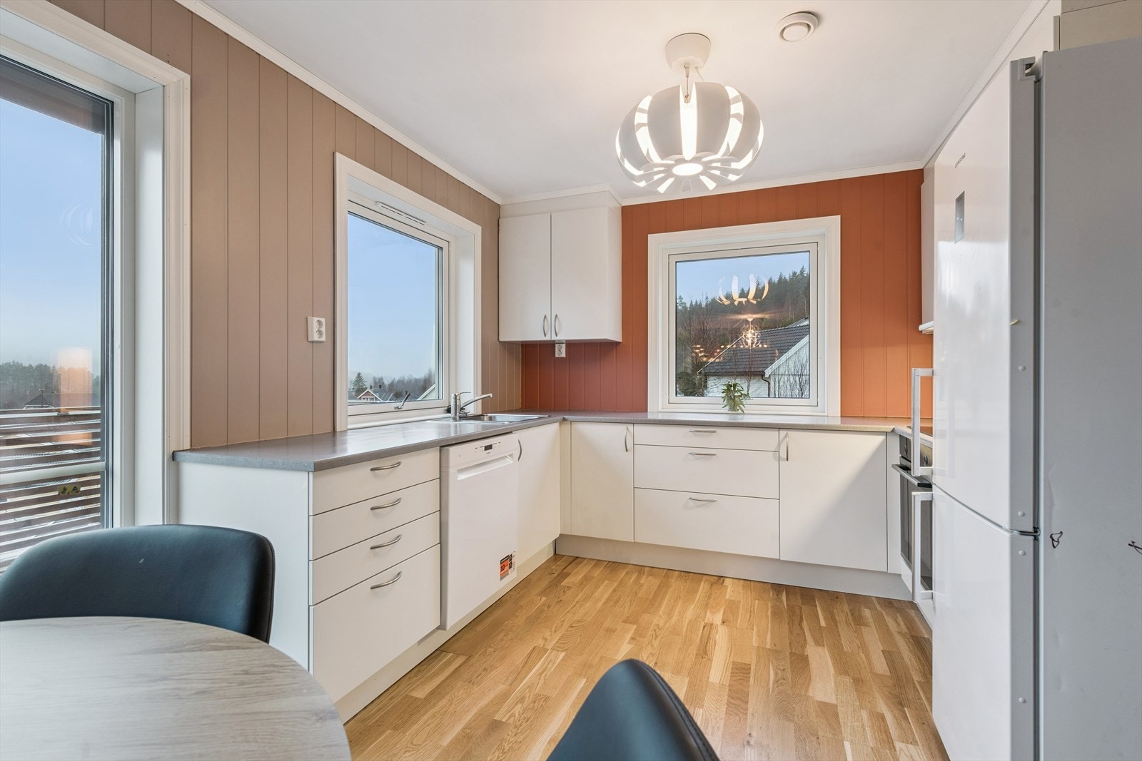 Platetopp og stekeovn er integrert, og kjøleskap og oppvaskmaskin er frittstående. Galleribilde