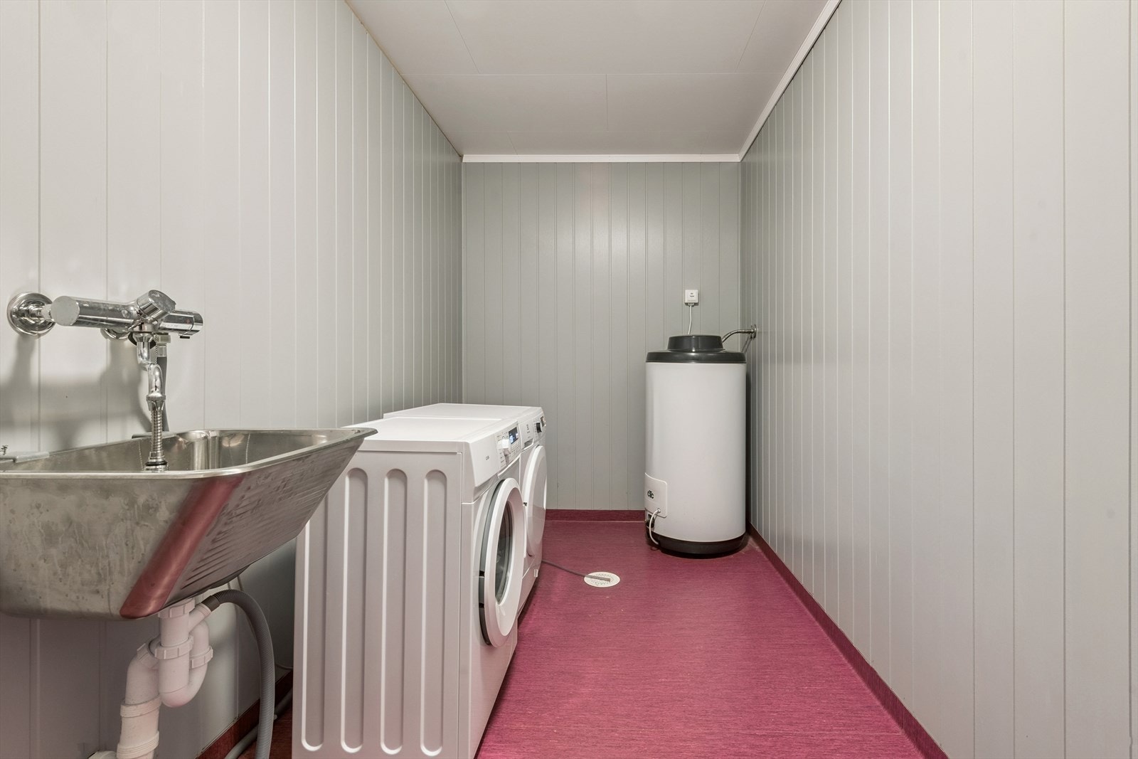 Vaskerommet tilhører hoveddelen og er utstyrt vaskekar og 200 liters varmtvannsbereder. Galleribilde