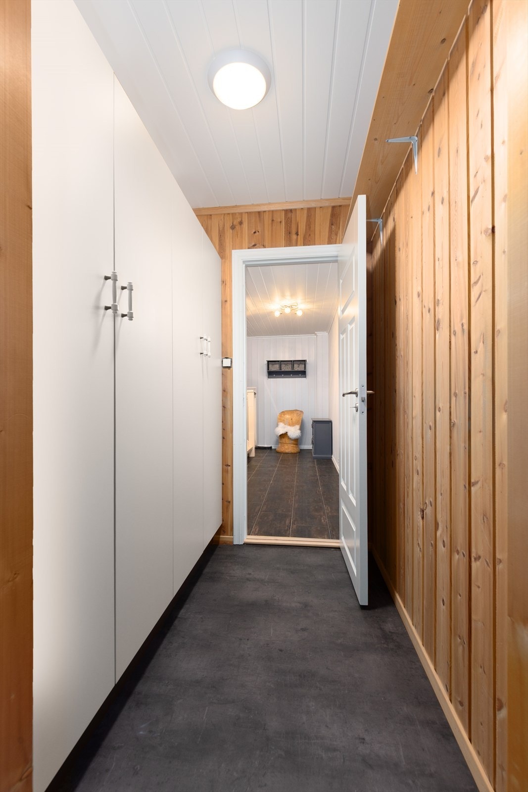 I mellomgangen er det meget god oppbevaringsplass i garderobeskap. Galleribilde