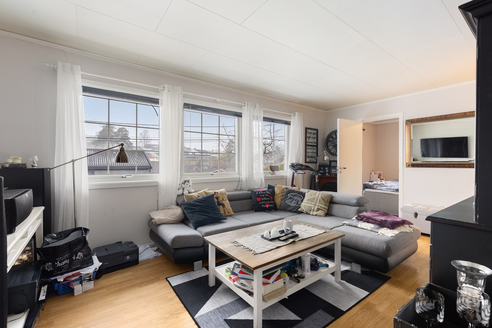 Utleiedelen består av vindfang, stue, kjøkken, bad, soverom og 2 boder. Galleribilde