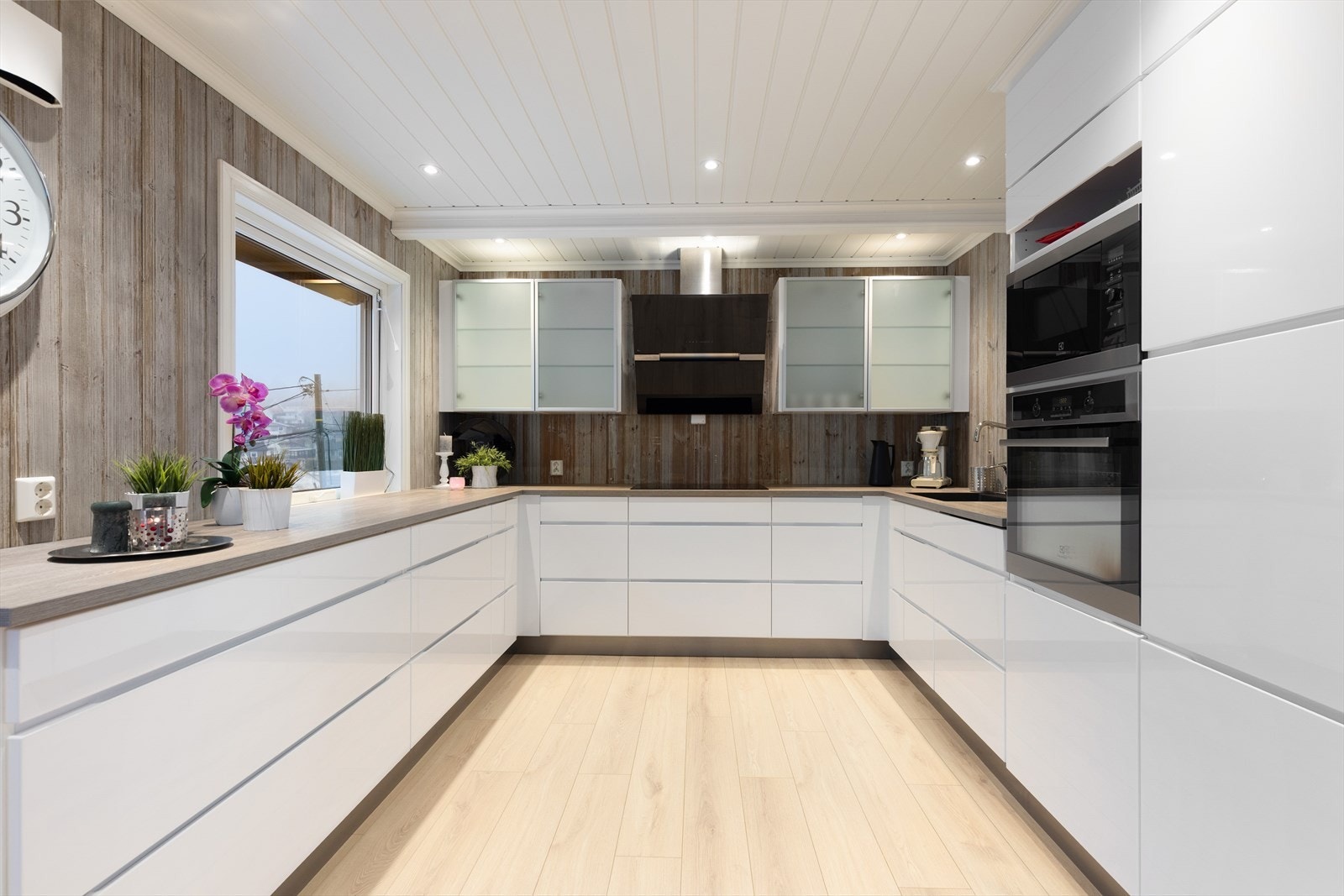 Her er det både god oppbevaringsplass og god benkeplass. Kjøkkenet har integrerte hvitevarer som oppvaskmaskin, induksjonstopp og kjøl/fryseskap, samt stekeovn og mikro plassert i praktisk arbeidshøyde i høyskap. Galleribilde