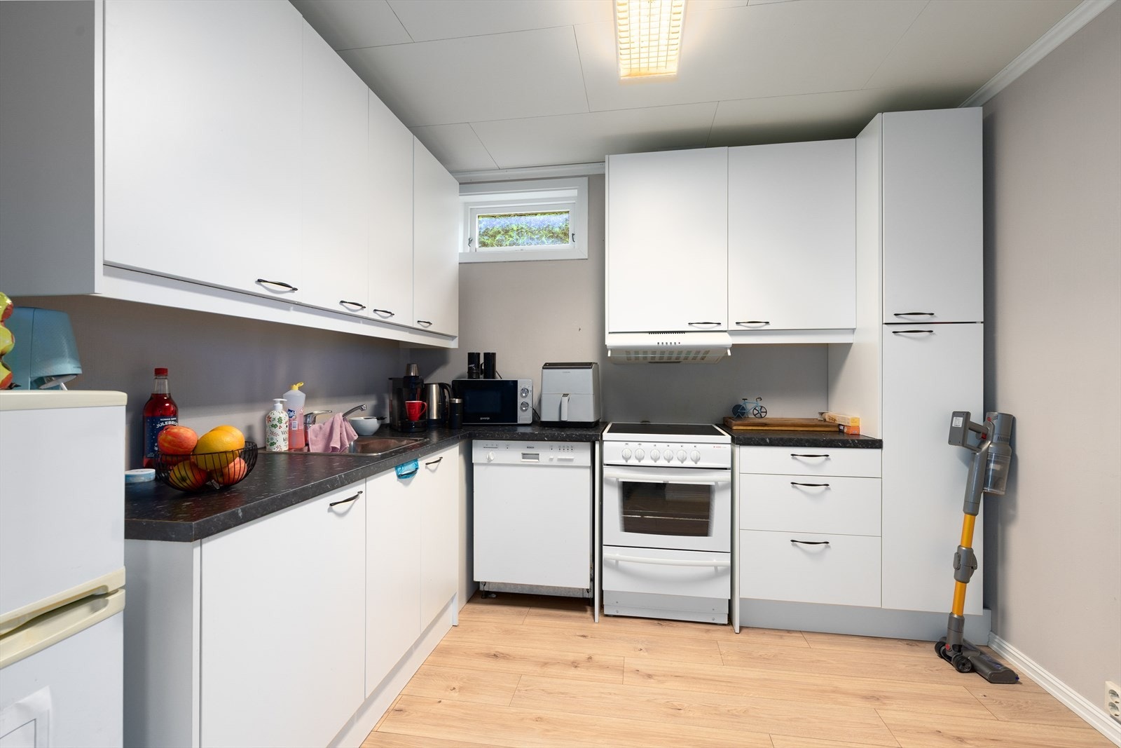 Inntil stua er det kjøkken med god oppbevaringsplass i skuffer og skap. Kjøkkenet har avsatt plass til frittstående hvitevarer som stekeovn, oppvaskmaskin og kjøl/fryseskap. Over kokesonen er det ventilator med avtrekk ut. Galleribilde