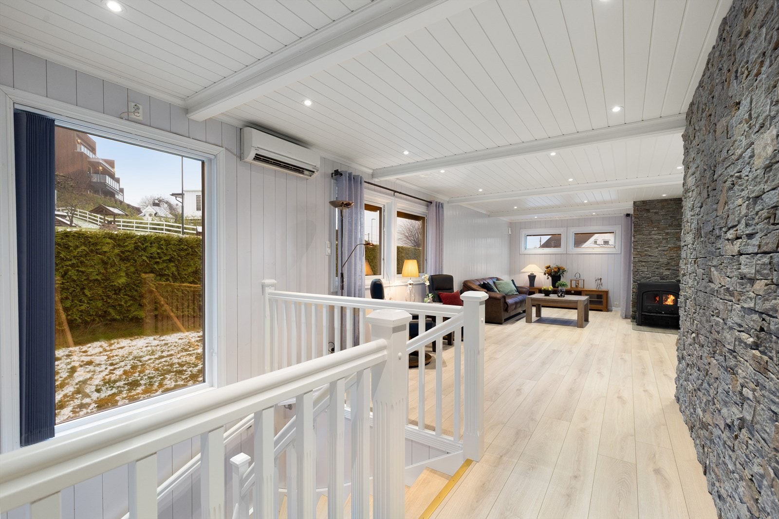 Det er installert vedovn med glassdør og glassplate under, samt at det ved trappeoppgangen er installert luft til luft varmepumpe for en jevn og behagelig varme. Galleribilde