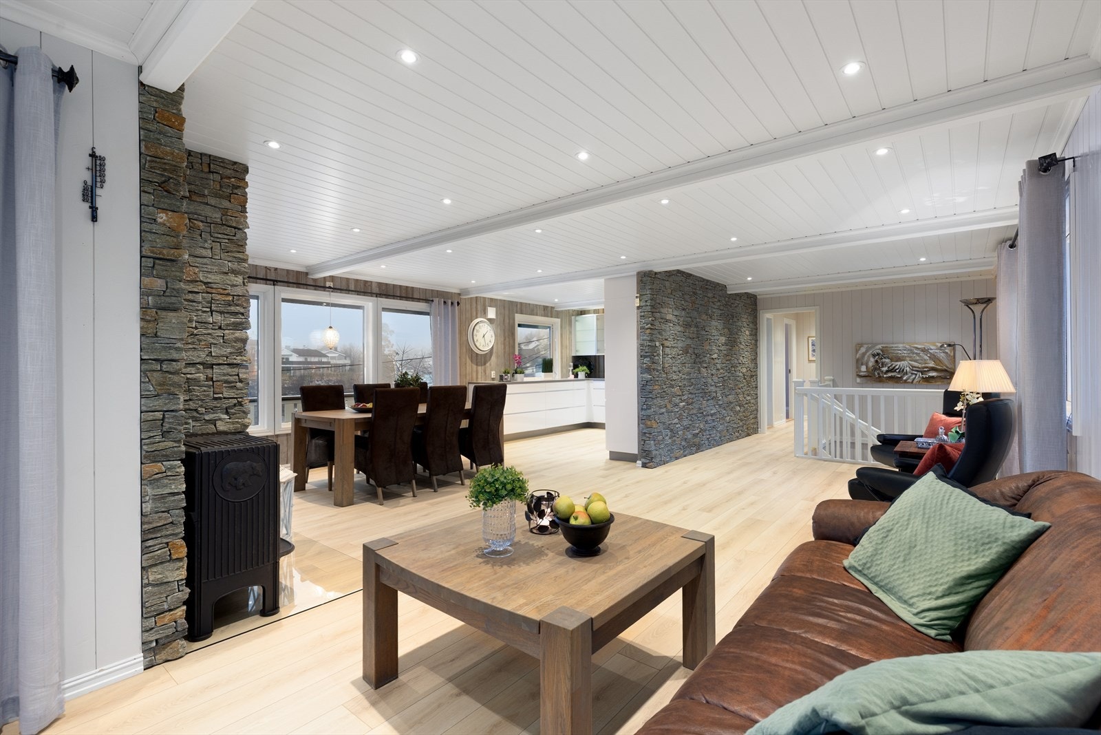 Hovedboligen har moderne laminat på gulvet og åpen løsning stue/kjøkken med down-light belysning i tak. Galleribilde