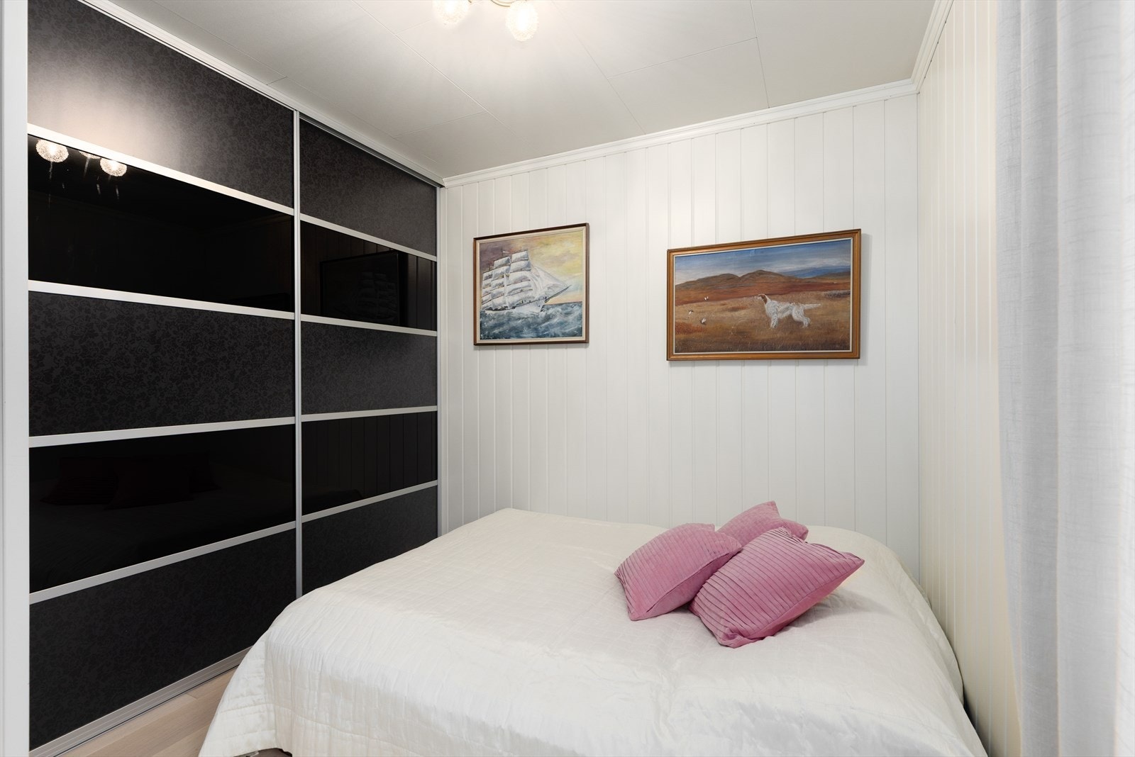 På det ene soverommet er det en romslig skyvedørsgarderobe. Galleribilde