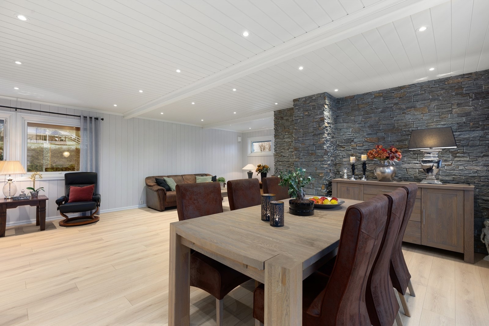 Spisestua har plass til en raus spisegruppe med god plass til familie og venner. Galleribilde