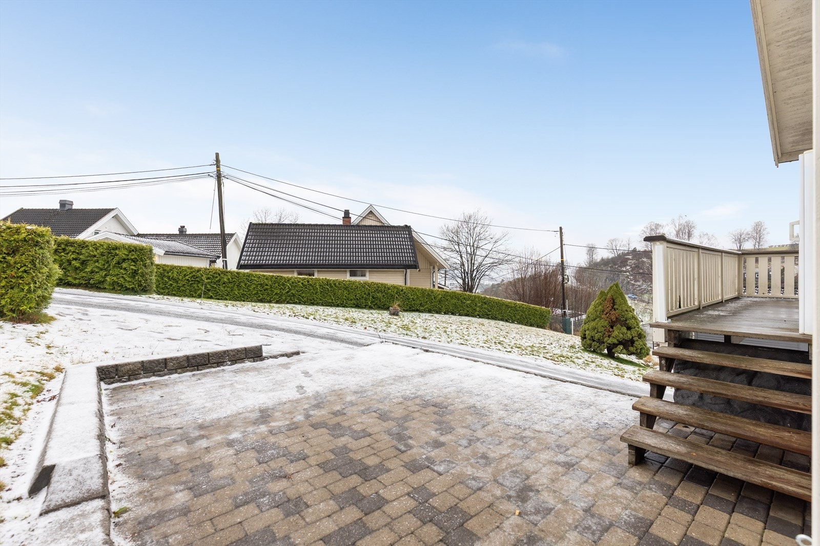 Deilig platting på 25 m2 med fin utsikt og god plass til diverse utemøbler, grill og blomsterkasser. Galleribilde