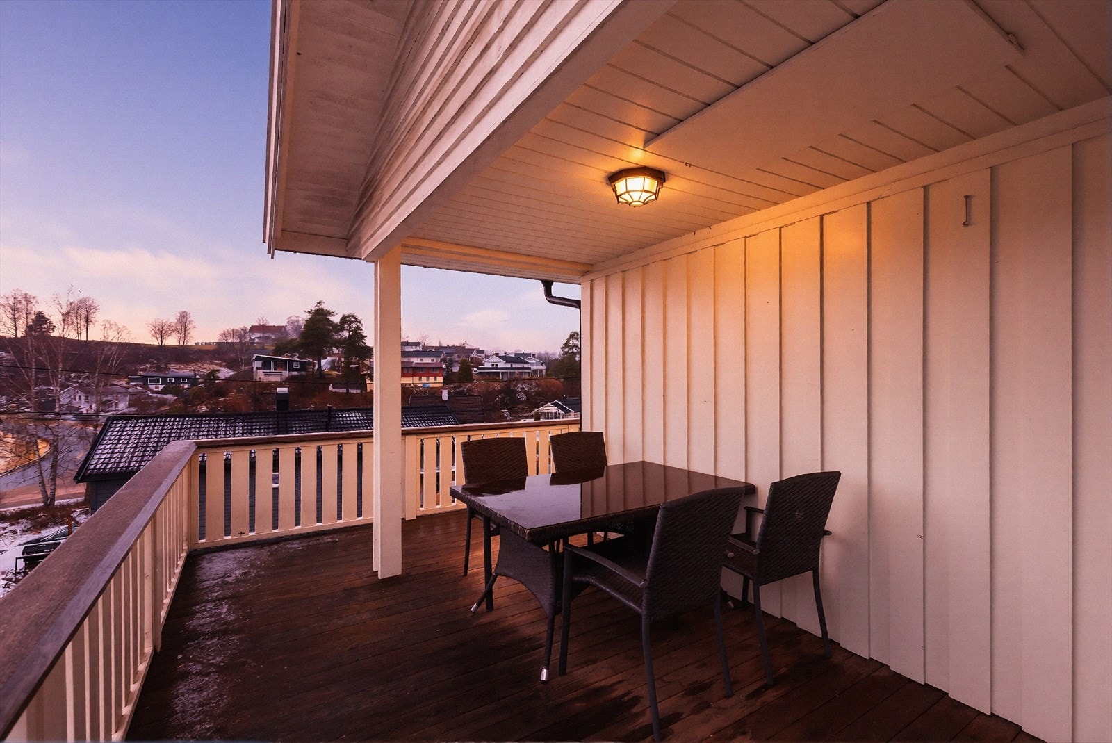 Hovedboligen har solrike uteplasser mot sydvest både under tak og under åpen himmel. Galleribilde