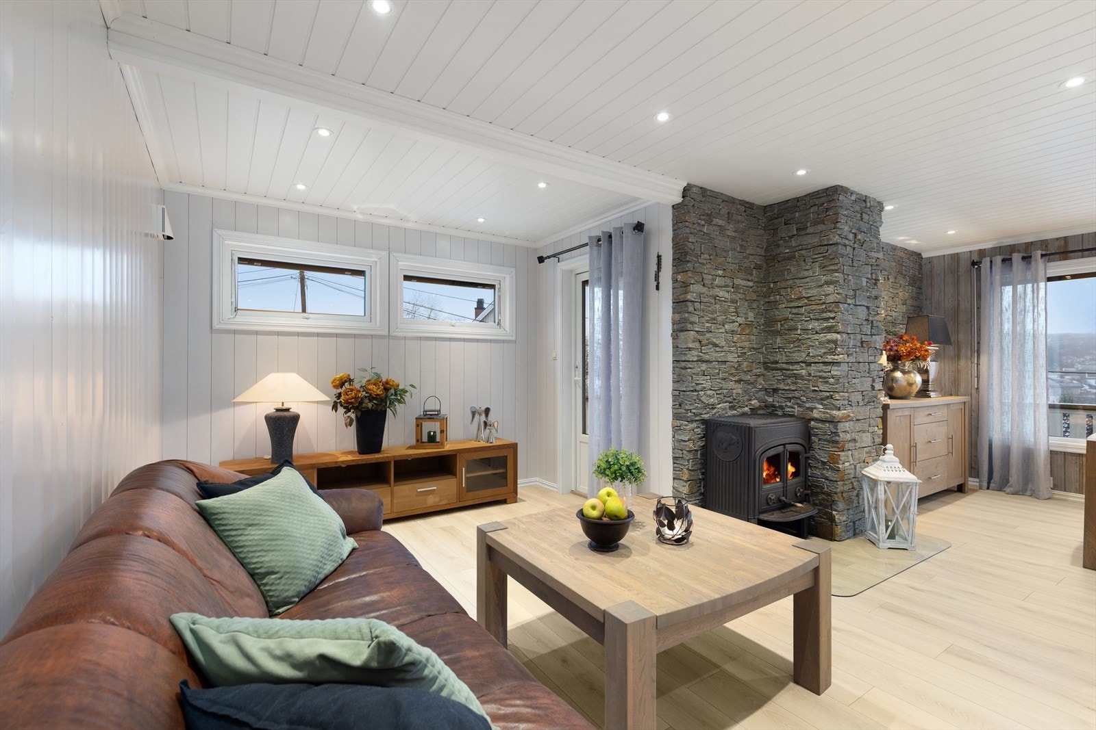 Fra stua er det adkomst ut til overbygget terrasse, uteplass og hagedel. Galleribilde