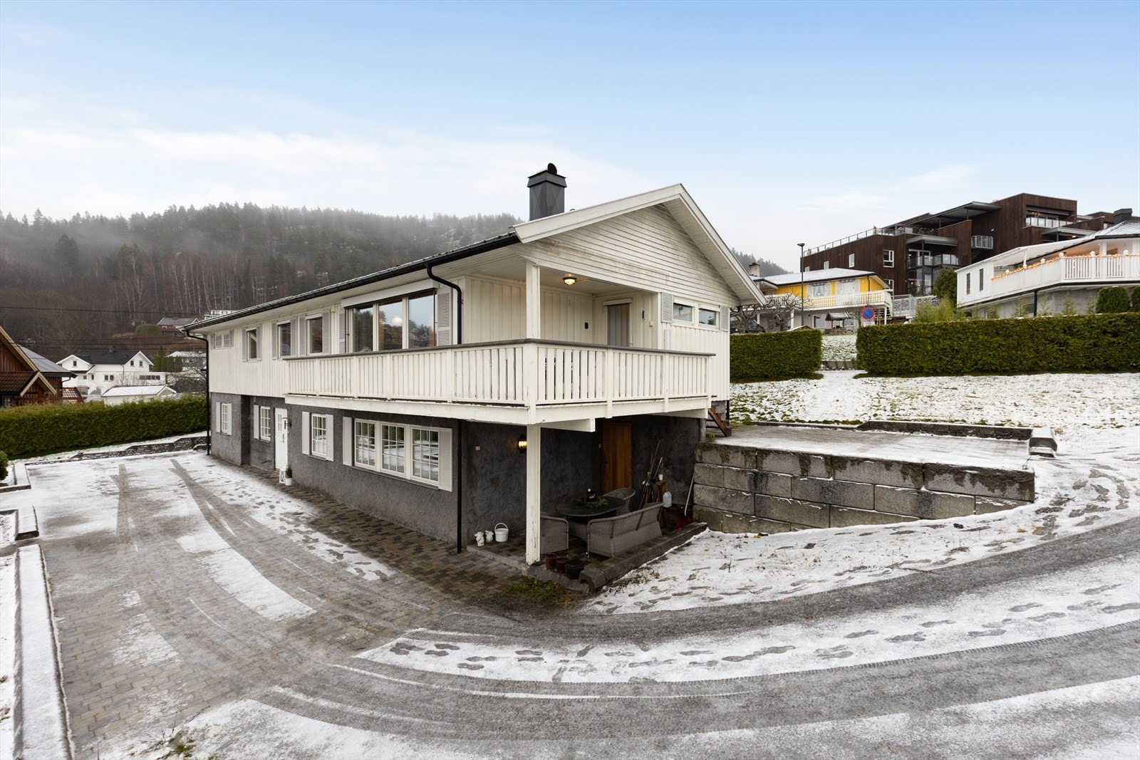 Nærhet til barnehager og Tveiten skole med 1.-7. trinn. Sykkelavstand til Sætre, med Notodden ungdomsskole og idrettsanlegg. Galleribilde