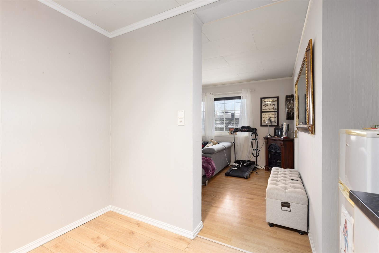 Kjøkkenet har også plass til en liten spisegruppe. Galleribilde