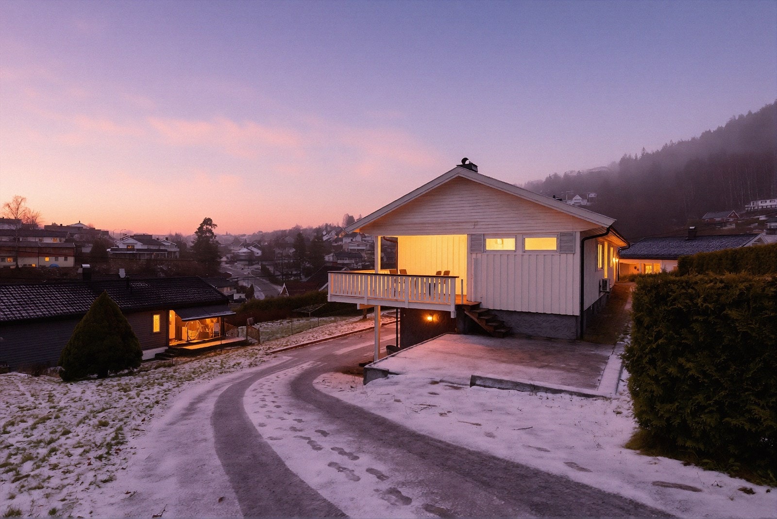 Innholdsrik familiebolig med garasje og godkjent utleiedel beliggende i et godt etablert og barnevennlig boligområde på Tveiten, ca. 3 km. utenfor Notodden sentrum. Galleribilde