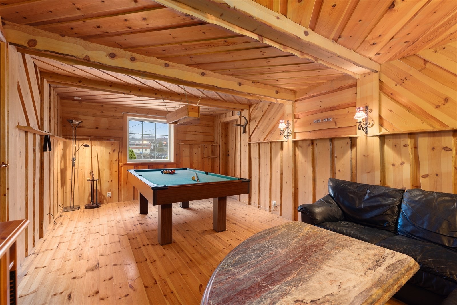 Kjellerstua har god plass til ønsket møblering, og fungerer i dag som kombinert stue og spillerom. Galleribilde