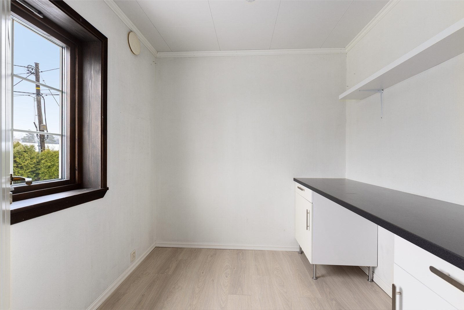 Bod/arbeidsrom beliggende inntil vindfanget i underetasjen. Galleribilde