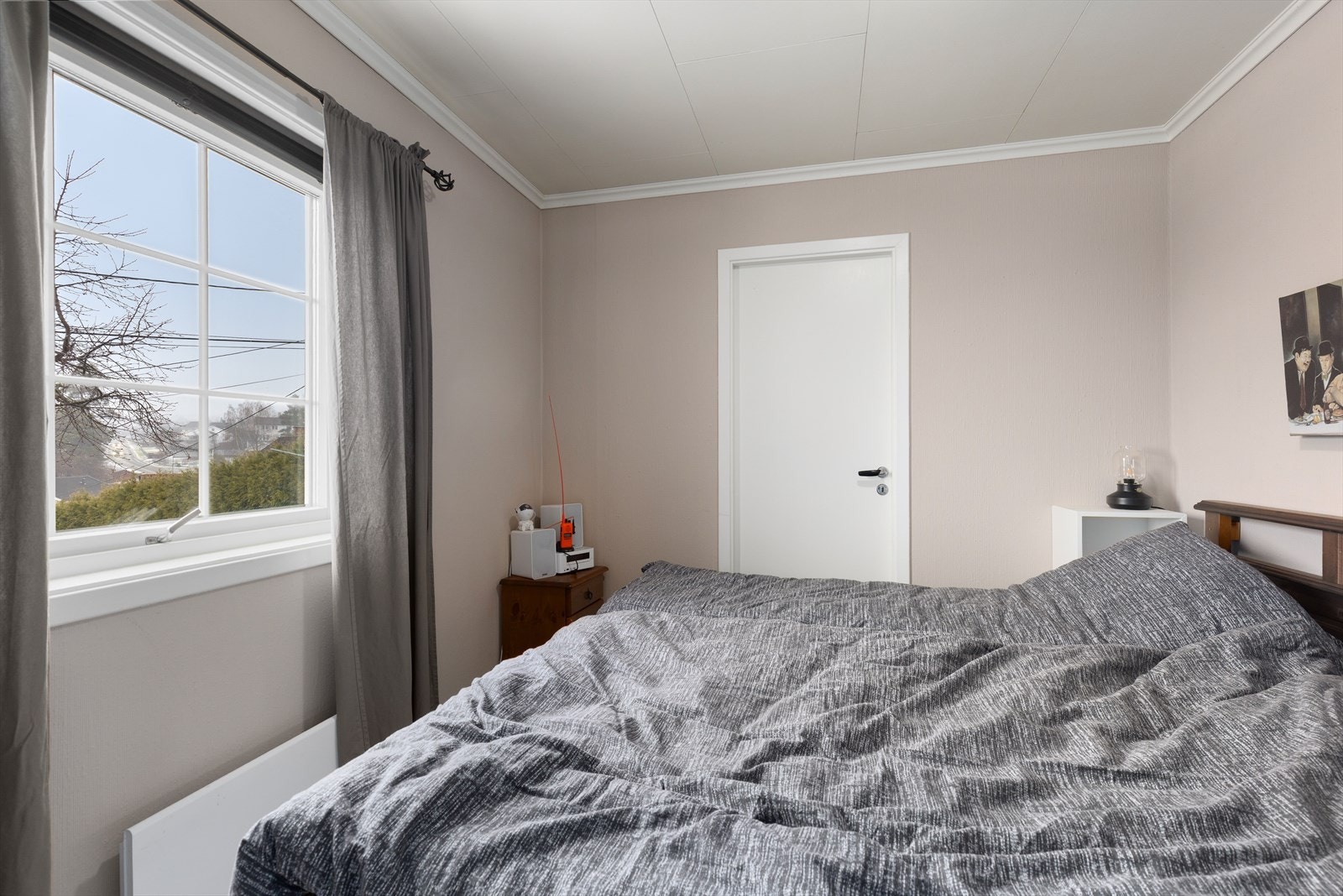 Soverommet ligger inntil stua og er av god størrelse, med tilliggende bodplass. Galleribilde